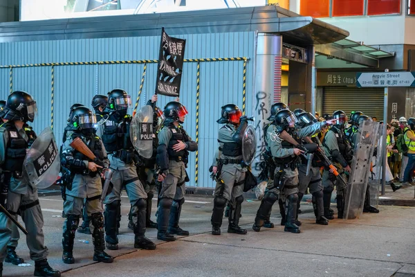 Поліція вривається в антиполіцейську акцію мирного насильства в Т. — стокове фото