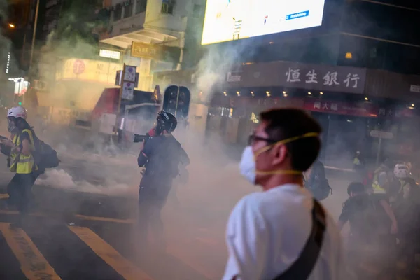 La police fait irruption dans une manifestation pacifique contre la violence policière à T — Photo