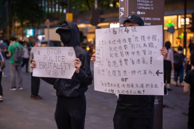 HONG KONG - 4 Haziran 2020: 1989 'daki Tiananmen Katliamı' nın 30. yıldönümü boyunca binlerce insan Victoria Park 'ı doldurdu.