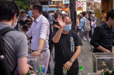 HONG KONG - 4 Haziran 2020: 1989 'daki Tiananmen Katliamı' nın 30. yıldönümü boyunca binlerce insan Victoria Park 'ı doldurdu.