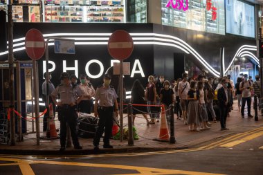 HONG KONG - 4 Haziran 2020: 1989 'daki Tiananmen Katliamı' nın 30. yıldönümü boyunca binlerce insan Victoria Park 'ı doldurdu.