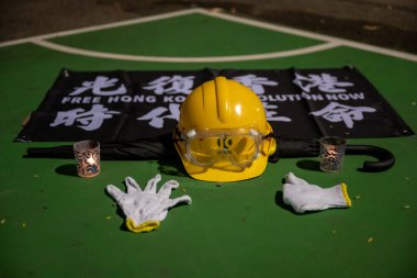 HONG KONG - 4 Haziran 2020: 1989 'daki Tiananmen Katliamı' nın 30. yıldönümü boyunca binlerce insan Victoria Park 'ı doldurdu.