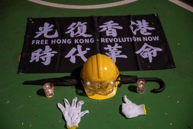 HONG KONG - 4 Haziran 2020: 1989 'daki Tiananmen Katliamı' nın 30. yıldönümü boyunca binlerce insan Victoria Park 'ı doldurdu.