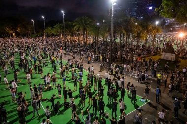 HONG KONG - 4 Haziran 2020: 1989 'daki Tiananmen Katliamı' nın 30. yıldönümü boyunca binlerce insan Victoria Park 'ı doldurdu.
