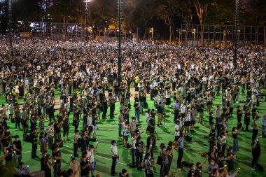 HONG KONG - 4 Haziran 2020: 1989 'daki Tiananmen Katliamı' nın 30. yıldönümü boyunca binlerce insan Victoria Park 'ı doldurdu.