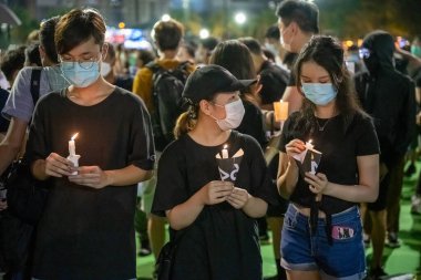 HONG KONG - 4 Haziran 2020: 1989 'daki Tiananmen Katliamı' nın 30. yıldönümü boyunca binlerce insan Victoria Park 'ı doldurdu.
