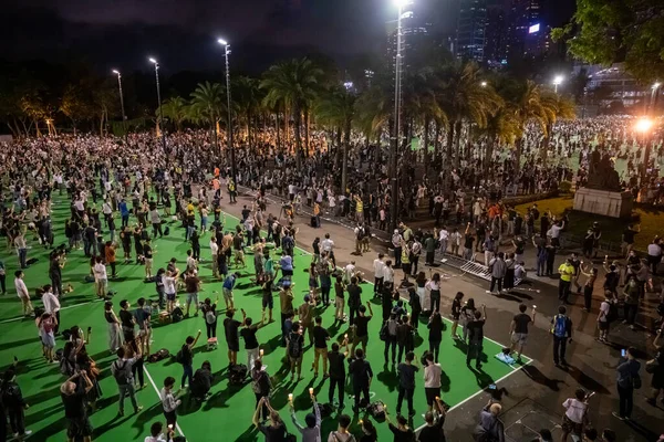 Hongkong Juni 2020 Tausende Menschen Bevölkerten Den Victoria Park Anlässlich lizenzfreie Stockfotos