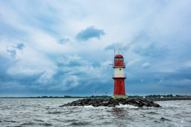Almanya 'nın Warnemuende kentinde Baltık Denizi kıyısındaki Köstebek.
