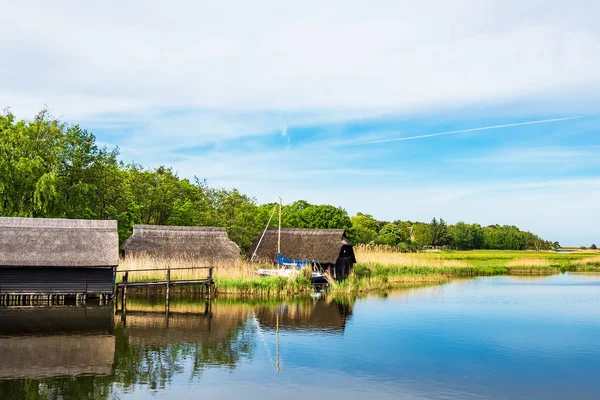 Göl sazlık ve boathouses Prerow, Almanya.