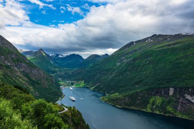 Norveç'te Dağları ile Geirangerfjord için görüntüleyin.
