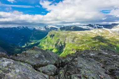 Dağ Dalsnibba Norveç'te üzerinden görüntülemek.
