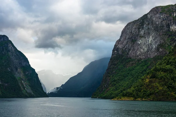 Met Het Oog Aurlandsfjord Met Bergen Noorwegen — Stockfoto