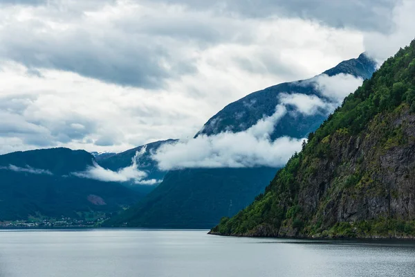 Met Het Oog Aurlandsfjord Met Bergen Noorwegen — Stockfoto