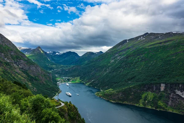 Norveç'te Dağları ile Geirangerfjord için görüntüleyin.
