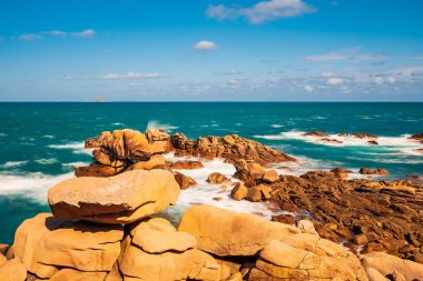 Atlantik Okyanusu kıyısında Brittany Ploumanach, Fransa.