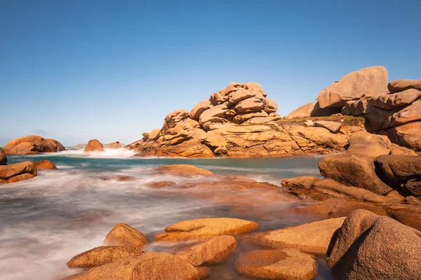 Atlantik Okyanusu kıyısında Brittany Ploumanach, Fransa.
