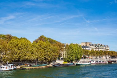 Paris'te Seine nehrinde gemilere görüntülemek.