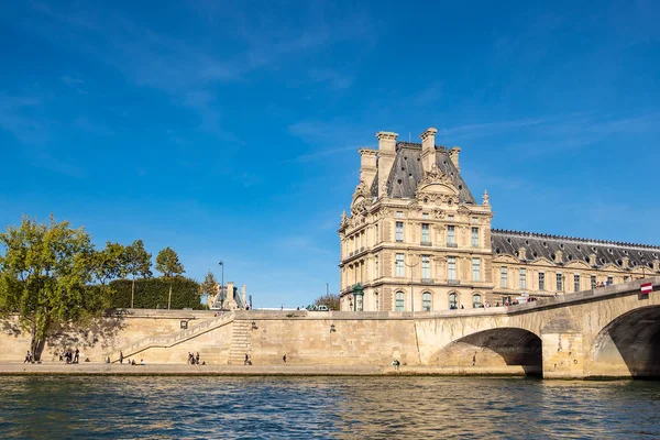 フランス パリのセーヌ川沿いの建物への眺め — ストック写真