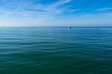 Wustrow, Almanya'da Baltık Denizi kıyısında gemi.