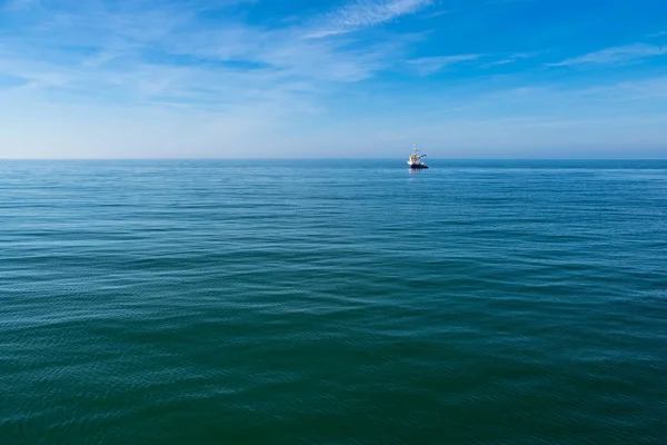 Wustrow, Almanya'da Baltık Denizi kıyısında gemi.