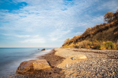 Almanya 'nın Elmenhorst kentinde Baltık Denizi kıyısında taşlar.