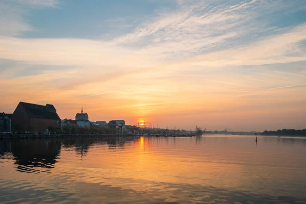 Rostock Almanya Şehirde Warnow Nehrinde Günbatımı — Stok fotoğraf