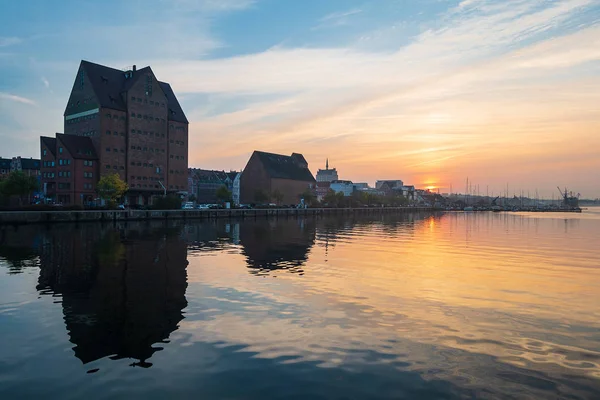 Puesta Sol Río Warnow Ciudad Rostock Alemania — Foto de Stock