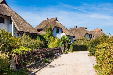Mavi gökyüzü Ahrenshoop, Almanya ile thatched evlerin.
