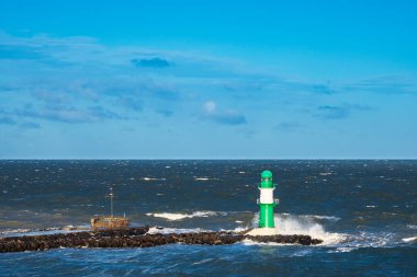 Almanya 'nın Warnemuende kentinde Baltık Denizi kıyısındaki Köstebek.