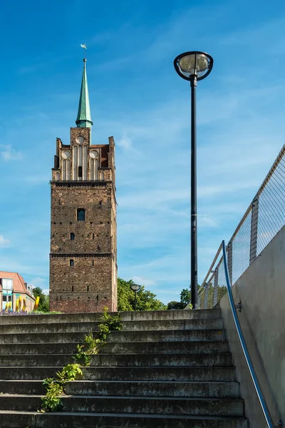 Budynek Niebieski Niebo Mieście Rostock Niemcy — Zdjęcie stockowe