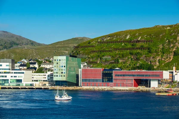 ノルウェーのハンメルフェスト市を見る — ストック写真