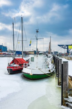 Almanya 'nın Rostock limanında kış mevsimi.