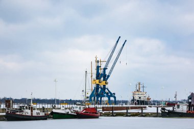 Almanya 'nın Rostock limanında kış mevsimi.