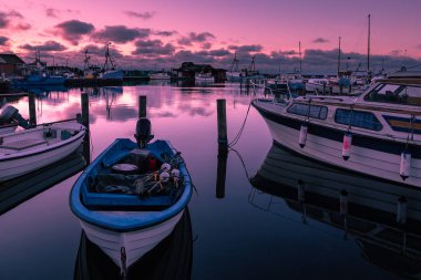 Danimarka 'daki Klintholm Havn limanına bak.