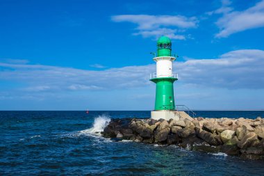 Almanya 'nın Warnemuende kentinde Baltık Denizi kıyısındaki Köstebek.