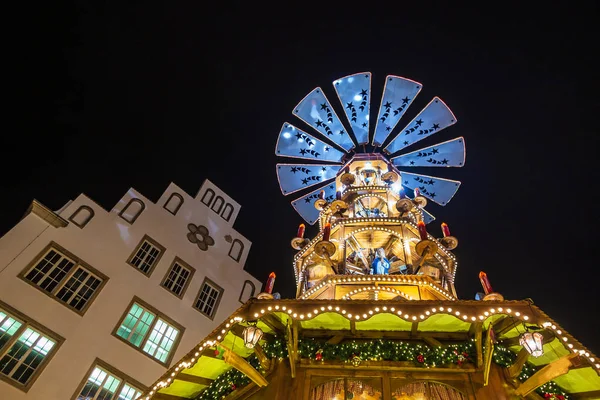 Piramis Karácsonyi Piacon Rostock Németország — Stock Fotó