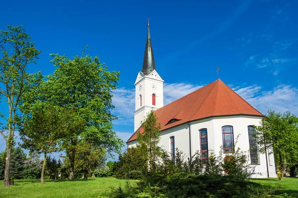 Iglesia Con Árboles Zerkwitz Cerca Luebbenau Alemania —  Fotos de Stock