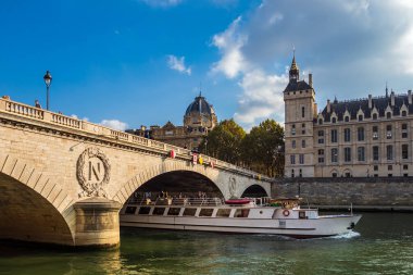 Paris'te Seine Nehri üzerinde göster