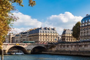 Paris'te Seine Nehri üzerinde göster
