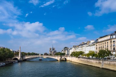 Paris'te Seine Nehri üzerinde göster