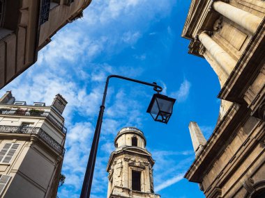 Paris, Fransa 'daki Saint-Sulpice Kilisesi' ne bakın.