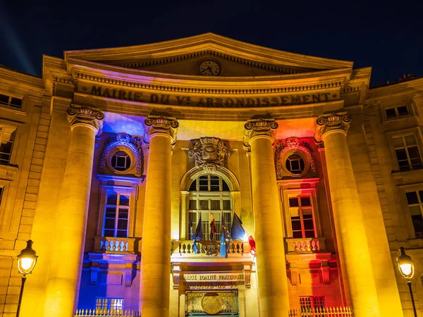 Vista para um edifício iluminado em Paris, França — Fotografia de Stock