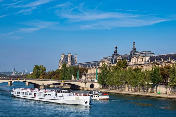 Vista sobre o rio Sena em Paris, França — Fotografia de Stock