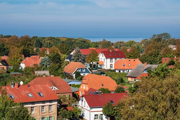 Gebäude mit blauem Himmel in Wustrow — Stockfoto