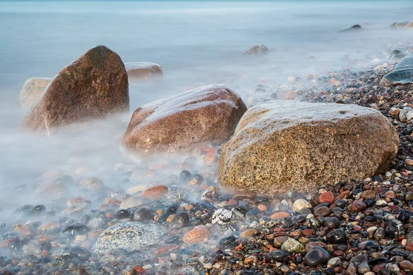 Pierres au bord de la mer Baltique à Elmenhorst, Allemagne — Photo