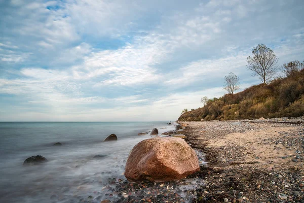 Kameny na břehu Baltského moře v Elmenhorstu, Německo — Stock fotografie