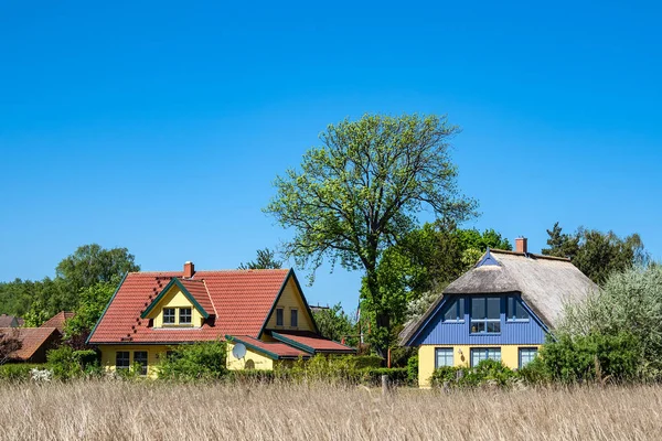 Edificio, alberi e cielo blu a Wieck, Germania — Foto Stock