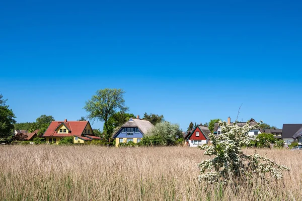 Épület, a fák és a kék ég Wieck, Németország — Stock Fotó