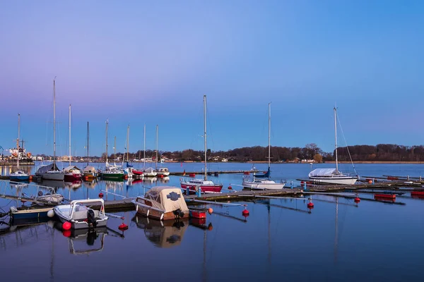 Vista al puerto de la ciudad en Rostock, Alemania — Foto de Stock