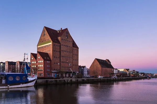 Vista al puerto de la ciudad en Rostock, Alemania — Foto de Stock